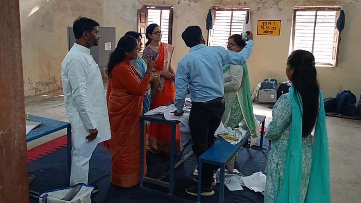 Lok Sabha Election: Polling worker who took selfie with Union Minister at the booth suspended