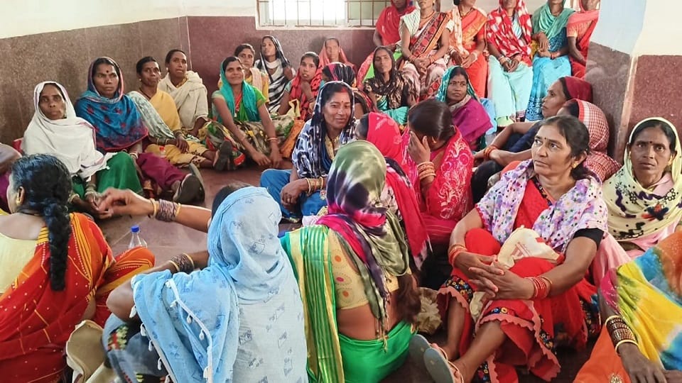 महिलाओं ने कलेक्टोरेट का किया घेराव