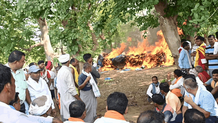 Kawardha Accident: एक गांव में एक चिता पर एक साथ जलीं 17 लाशें, दो का ससुराल में हुआ अंतिम संस्कार,देखें Video