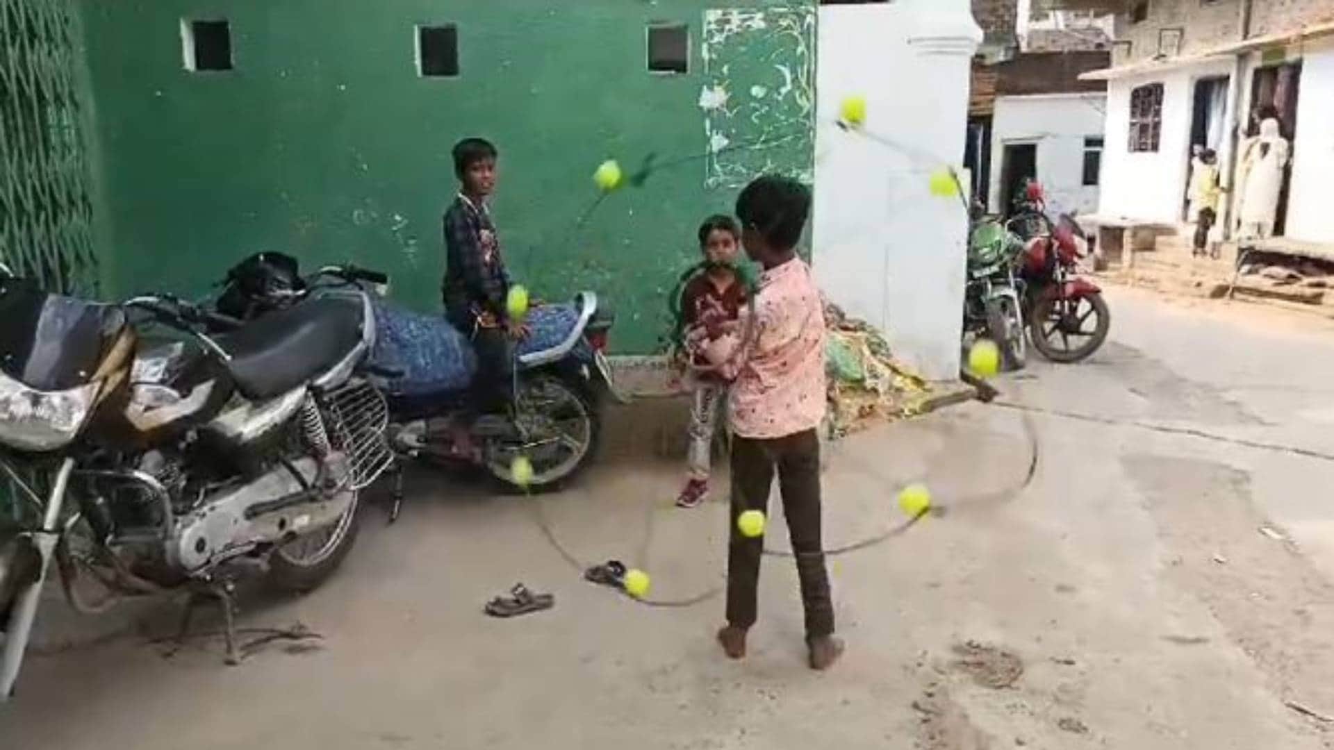 खेलता हुआ बच्चा
