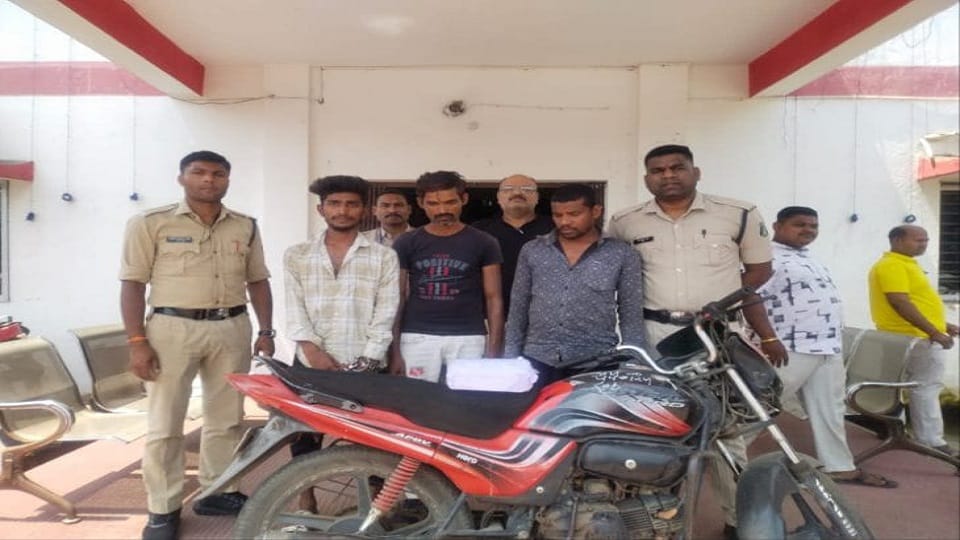 पुलिस की गिरफ्त में आरोपी
