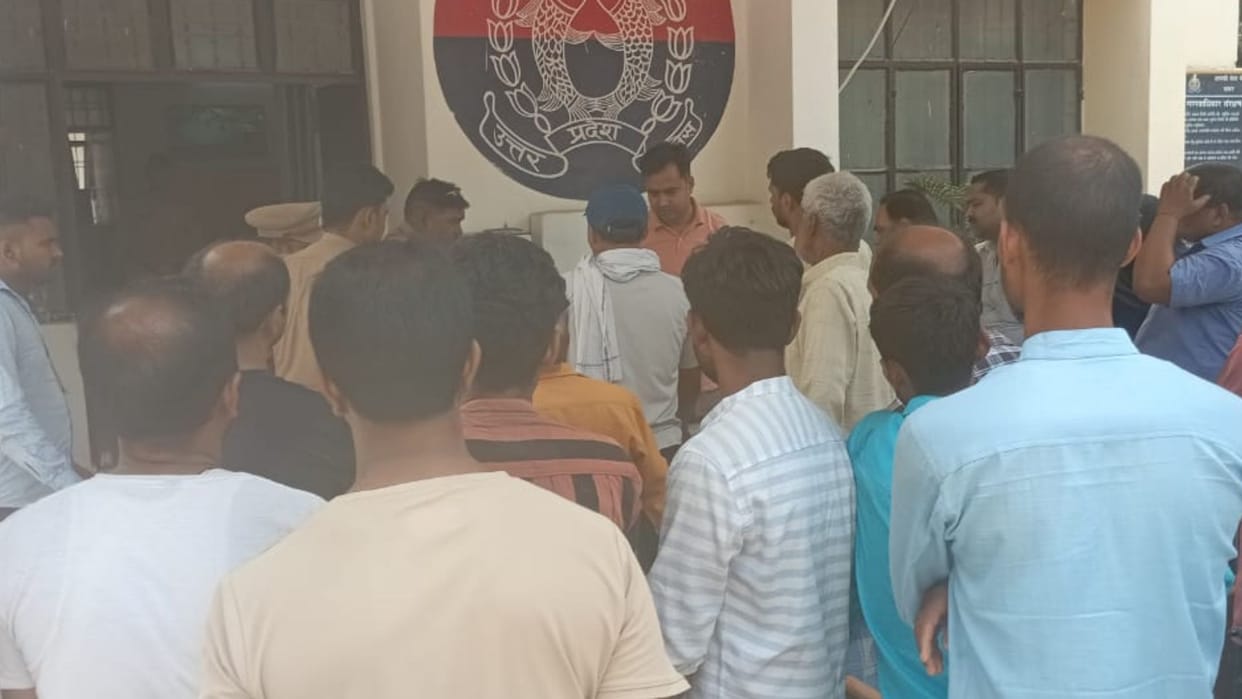 Shia-Sunni burial dead body in mau crowd gathered cemetery