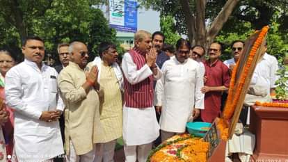 पूर्व पीएम राजीव गांधी को श्रद्धांजलि देते कांग्रेस नेता प्रमोद तिवारी व अन्य।