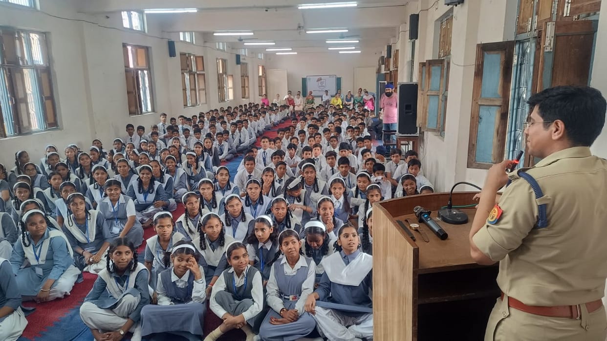 SSP Ghule Sushil Chandrabhan taught safety lesson to students in Bareilly