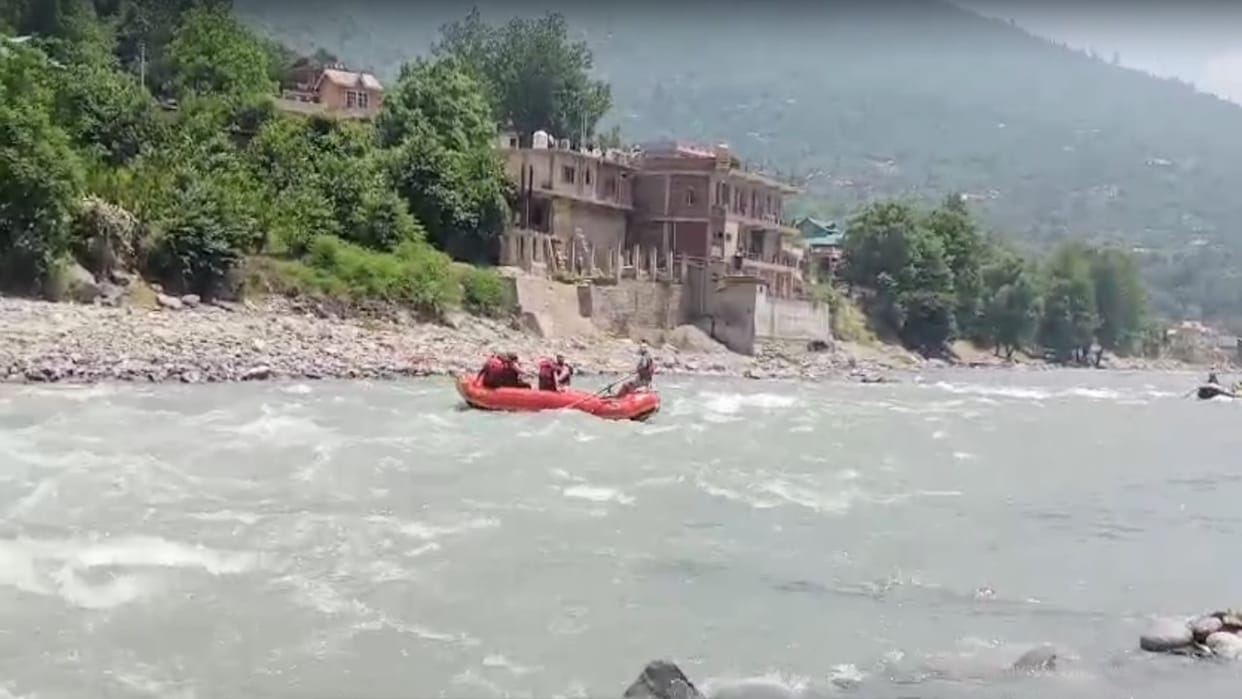 Woman jumped from raft into Ganga, water police saved her Rishikesh Ganga