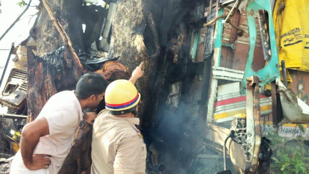 man burnt alive to death truck caught fire after hitting tree in Bareilly Pilibhit Highway