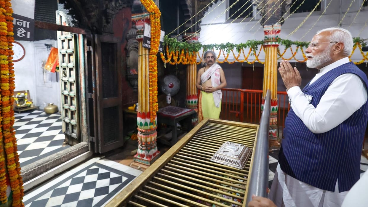 Lok Sabha Election Candidates and supporters are worship for victory in varanasi
