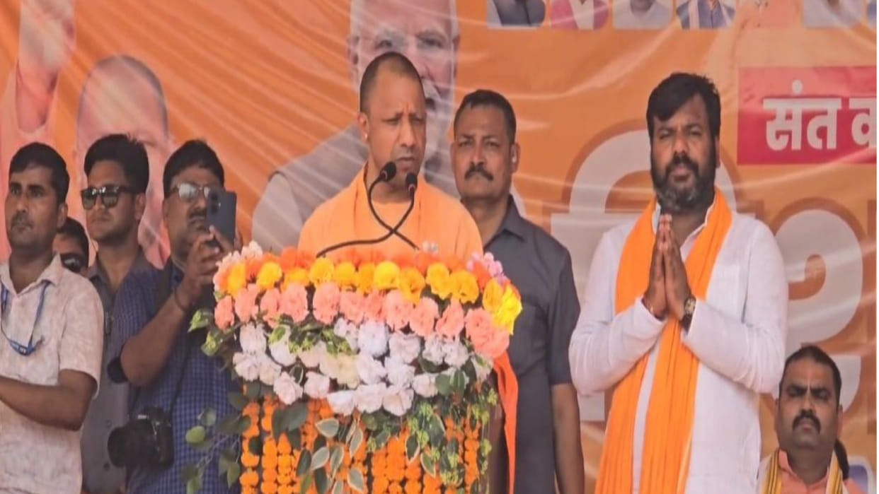 CM Yogi held rally in Sant Kabir Nagar in favor of candidate Praveen Nishad.