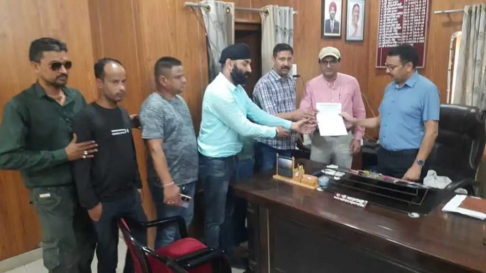 Transport businessmen angry over closure of all three gates of Traffic City in haldwani