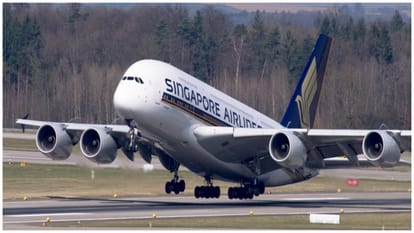 Singapore: सिंगापुर एयरलाइंस के विमान में लगे झटके से पीड़ित यात्रियों ने बताए अनुभव, 20 लोग अस्पताल में भर्ती Passengers Recall Singapore Airline Flight turbulence Horror news in hindi