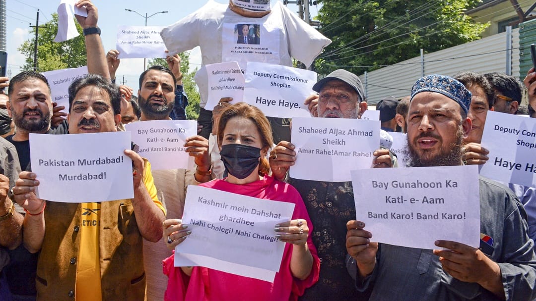 srinagar bjp protest against Pakistan over the killing of  former sarpanch by terrorists