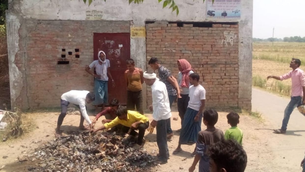 Liquor shops open in the morning in mirzapur women burnt liquor boxes