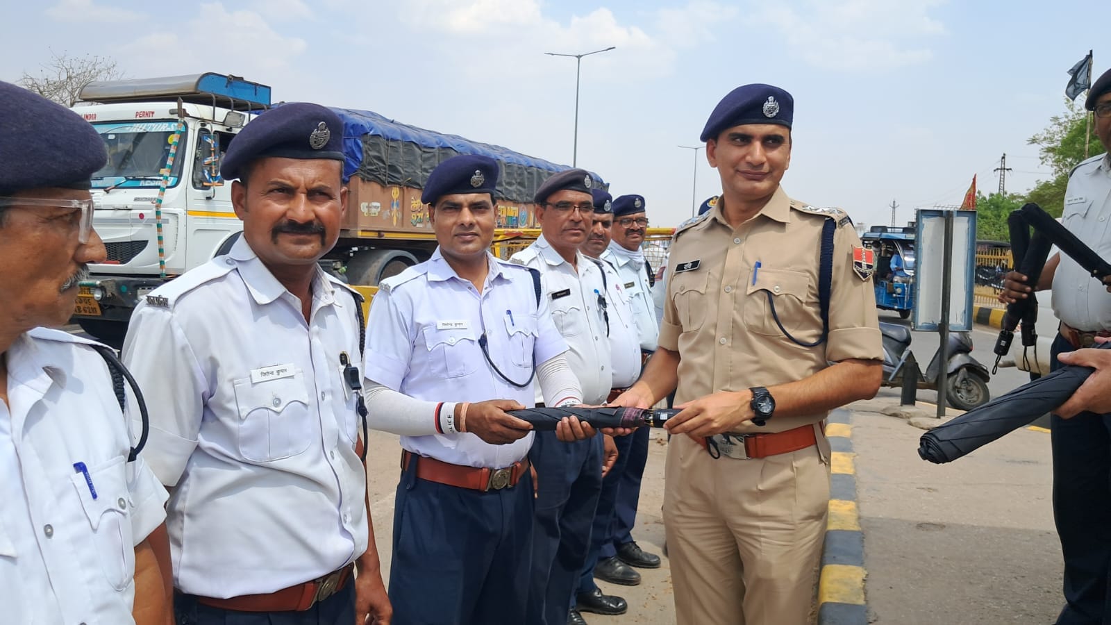 दौस ट्रैफिक पुलि जवानों को दी गईं छतरी।
