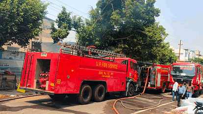 huge fire broke out in tent house in Jaunapur