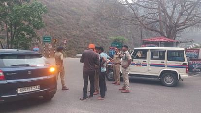 Badrinath Yatra 2024 Karnaprayag police station is welcoming the devotees coming on Badrinath Yatra