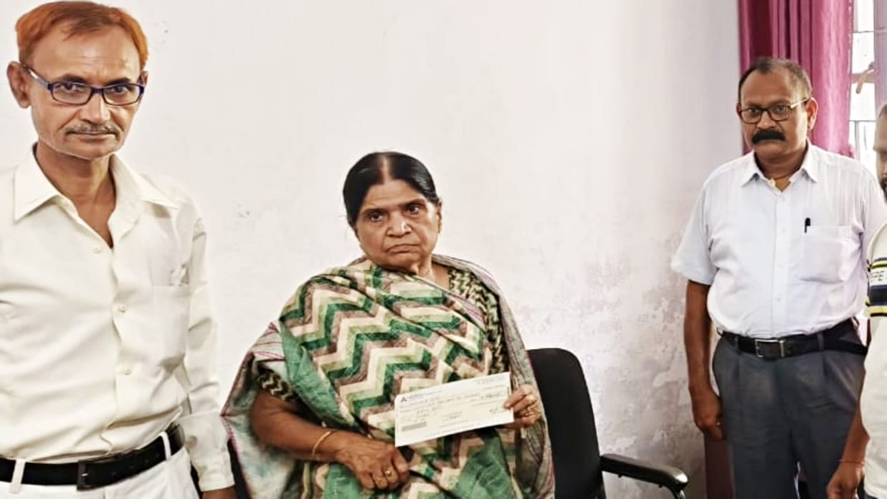 Bihar: After not taking insurance, consumer forum got victim money from LIC along with interest after 10 years