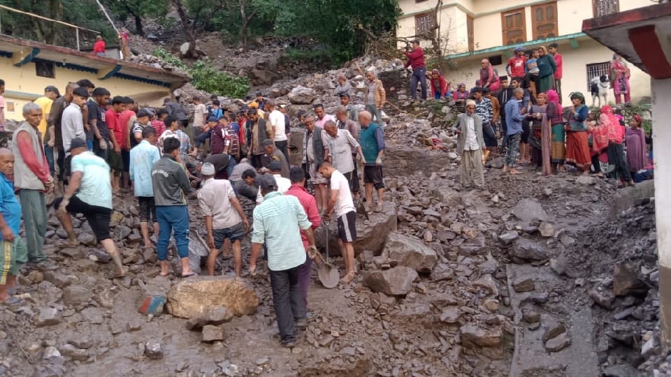 Uttarakhand Weather News rain with thunder in Baijro and Farsadi