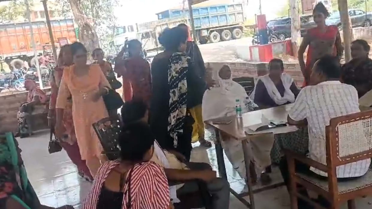 Hamirpur: Eunuchs create ruckus in police station due to theft not being disclosed