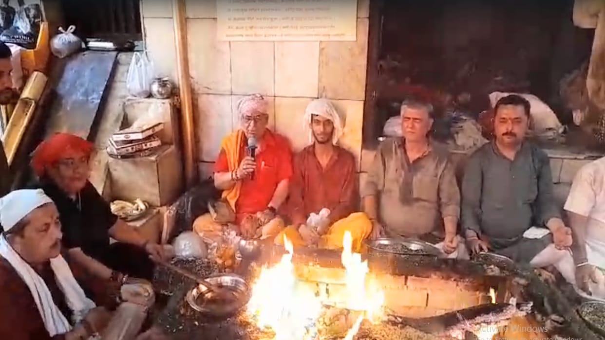 On the occasion of Chhinnamastika birth anniversary, a special havan yagna was held at Mata Chintapurni temple