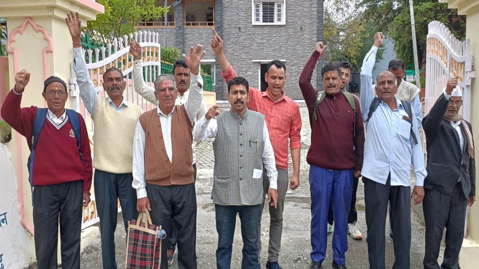 Population of 800 in three villages is suffering from drinking water crisis for two months in pithoragarh