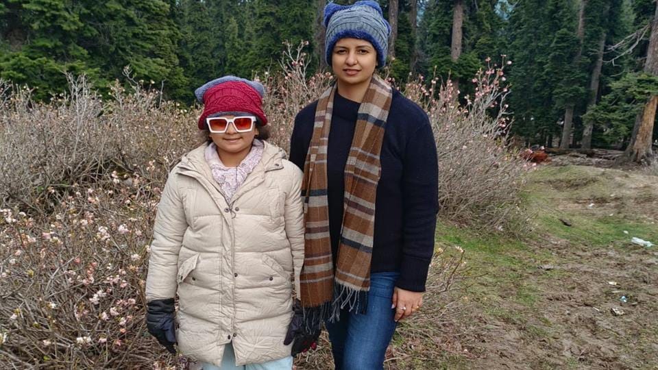 Haseen Jahan enjoying the valleys of Kashmir with her daughter