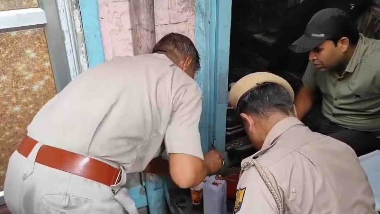 Nagaur News: Customs department seized cash and gold worth Rs 30 lakh from jewelery shop.