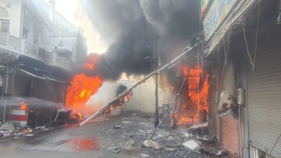 Fire broke out in Agra's largest textile market 7 shops burnt down one by one Many fire engines reached the s