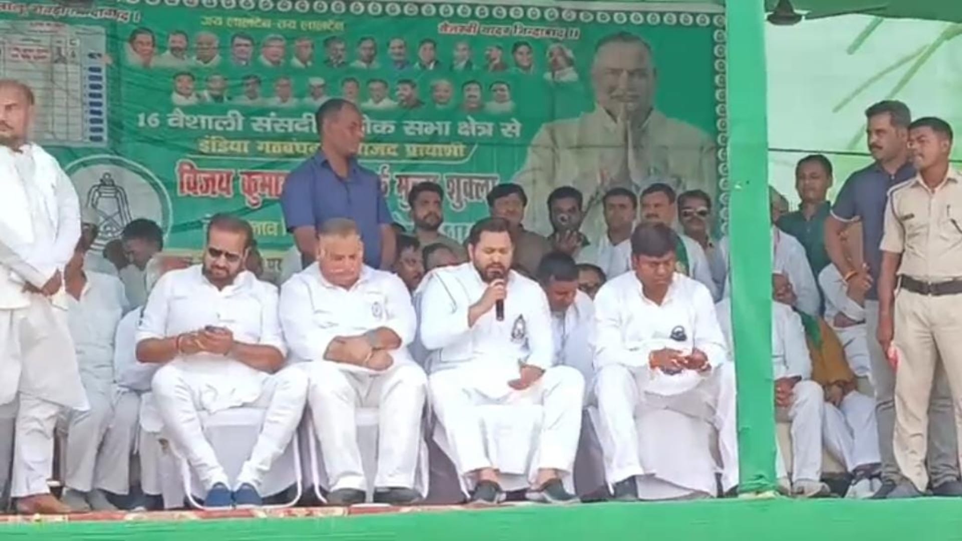 तेजस्वी यादव और मुकेश सहनी मुजफ्फरपुर में।