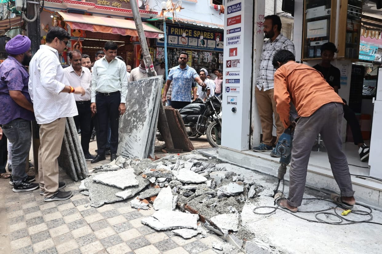 Indore: Encroachments from footpaths removed in presence of Mayor on busy Jail Road road, more space will be a
