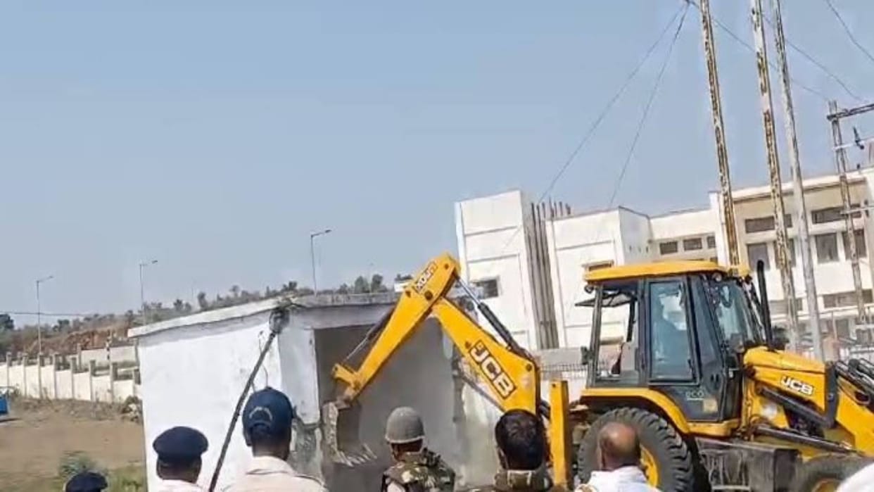 MP News family of 22 houses became homeless in Chhindwara administration demolished them by driving JCB