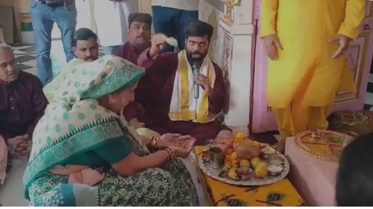 PM Modi wife Jashodaben reached Alwar and had darshan of Jagganath.