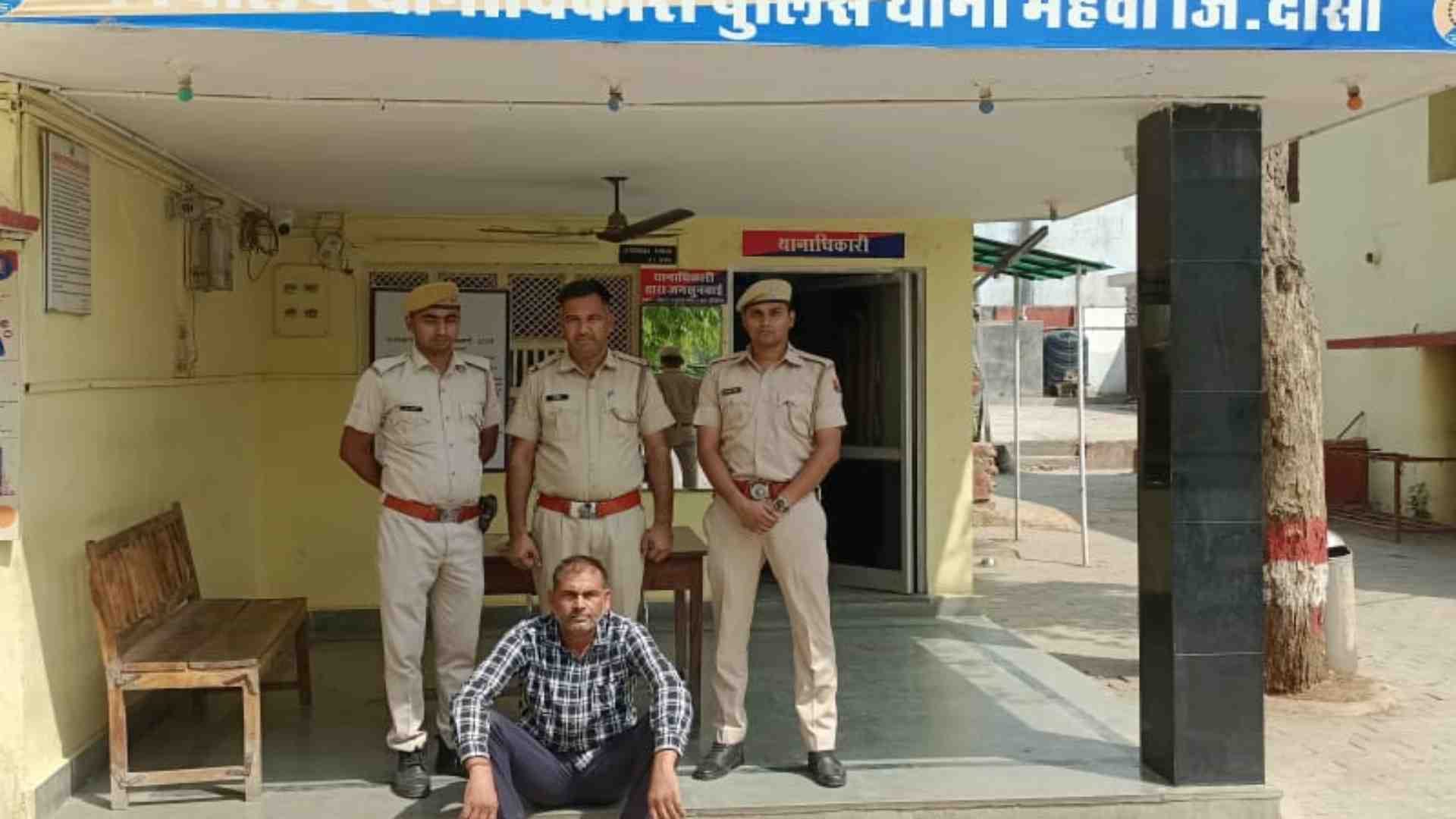 पुलिस की गिरफ्त में आरोपी।