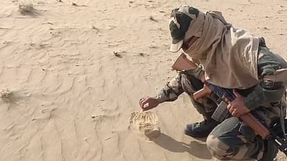 BSF jawan baked papad on hot sand in Bikaner photo  viral