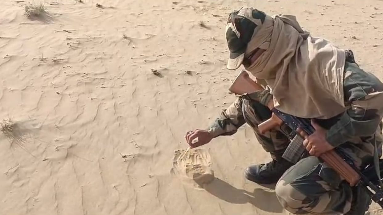 BSF jawan baked papad on hot sand in Bikaner photo viral