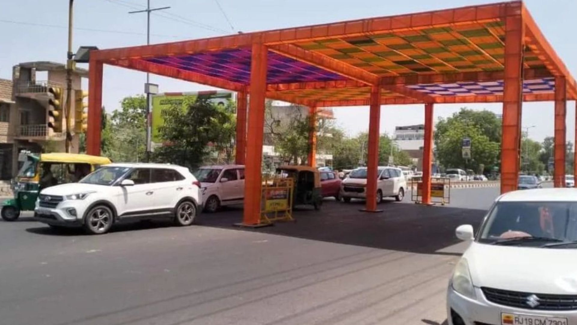 राहत दिलाने के लिए ट्रैफिक सिग्नल पर लगाए टेंट