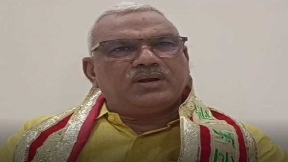 Rajasthan State Home Minister visit Govardhan Maharaj took a jibe at Rahul and Akhilesh
