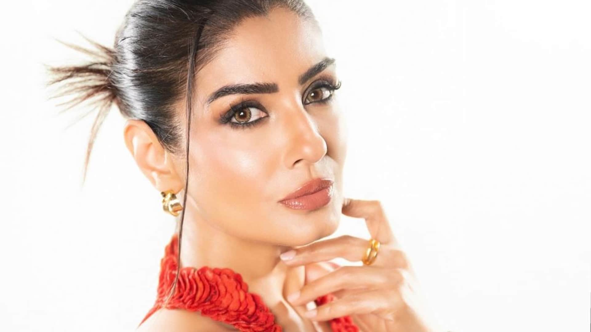 Raveena Tandon driver been accused of rash driving hitting three persons at Carter Road Shocking Video Viral