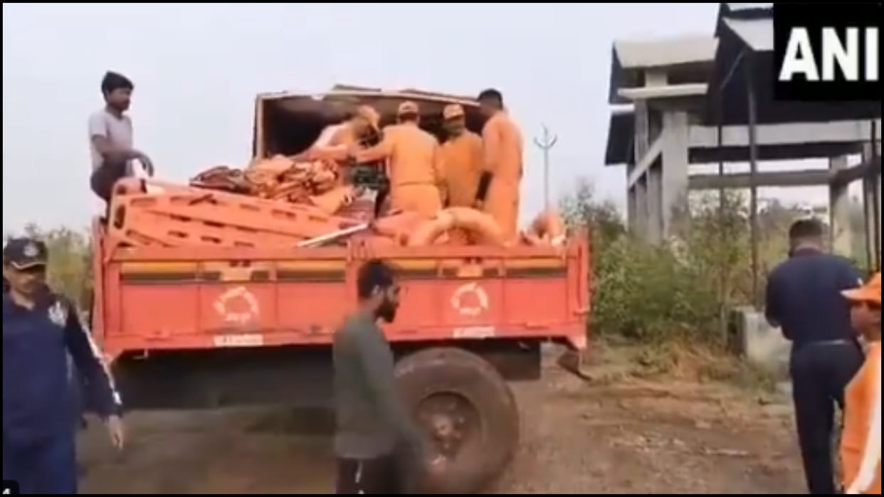 boat capsized in Ujani dam waters Pune district several people missing news in hindi