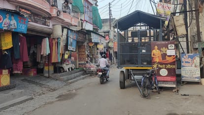 सिगरा-माधोपुर के जय प्रकाश नगर में ट्राली ट्रांसफॉर्मर।