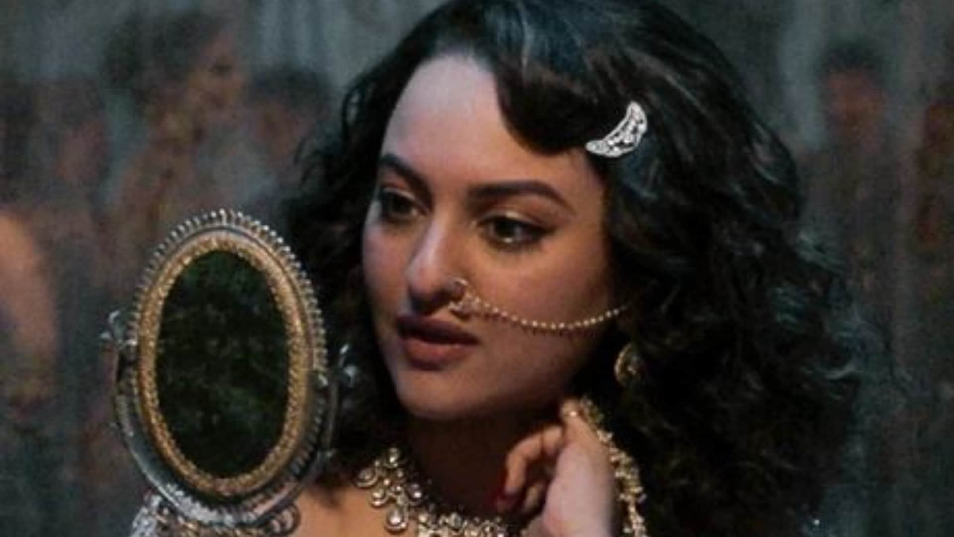 celebs weird rumors Sonakshi Sinha shah rukh khan priyanka chopra hrithik roshan dimple divya Hrithik Roshan