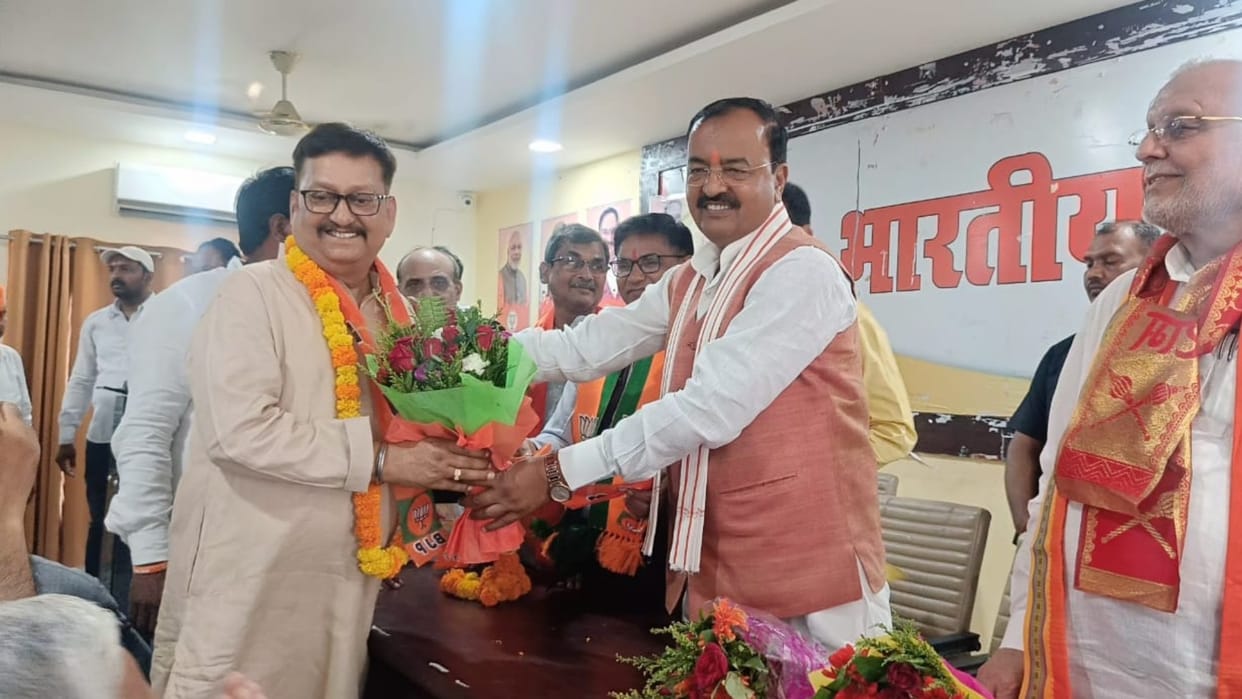 Shock to SP, Ajay Srivastava, who had contested mayor elections, joins BJP