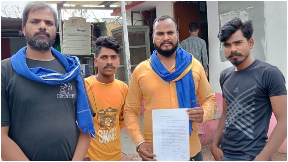 भीम आर्मी जिला प्रभारी अजय अहिरवार ने सौंपा ज्ञापन।