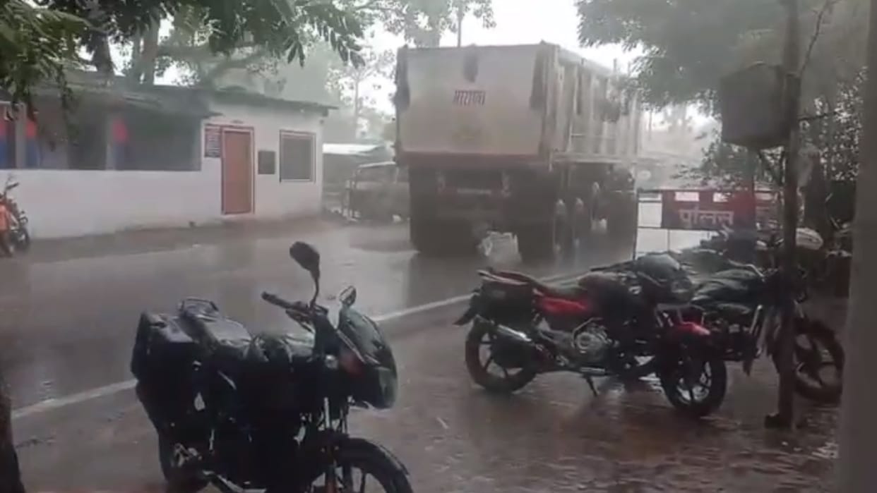 Rain in Bhadfar thana kshetra in Sitapur.