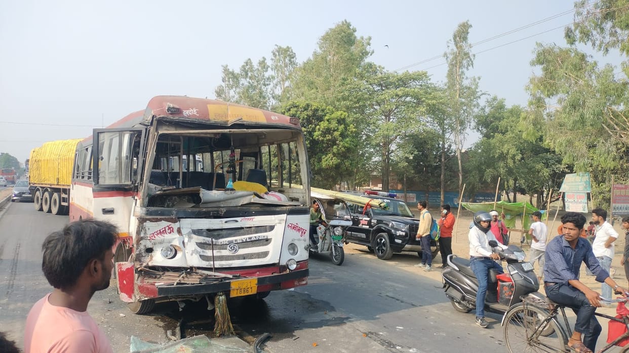 A bus hits a tanker in Sidhauli in Sitapur.