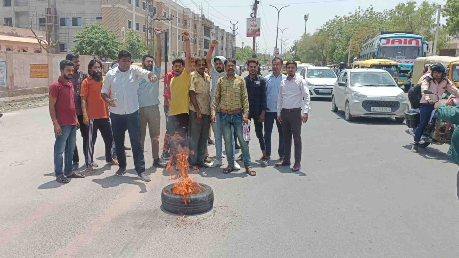 टायर जलाकर प्रदर्शन करते संघर्ष समिति के सदस्य।