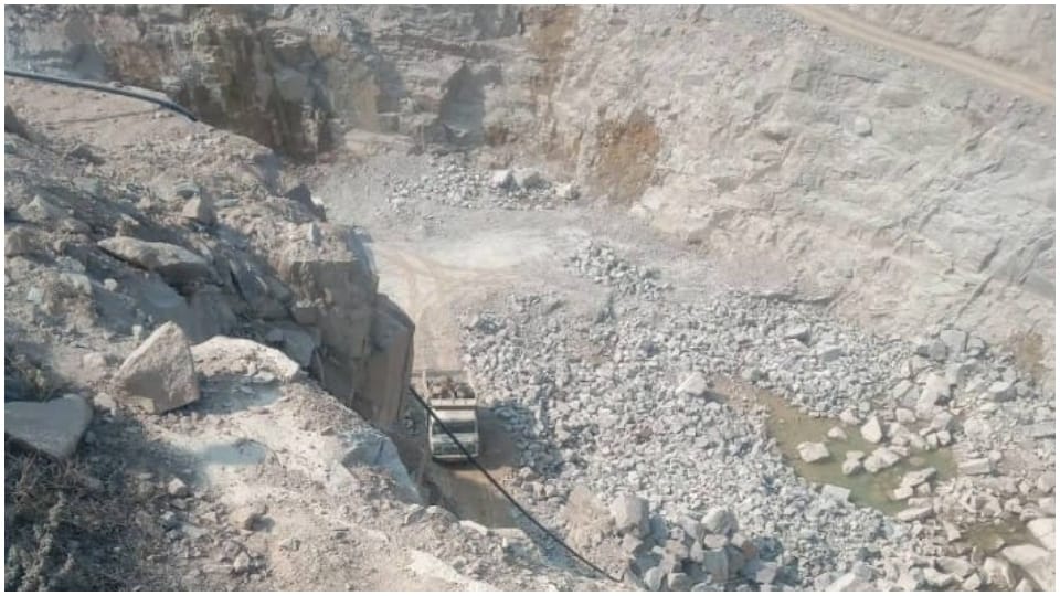 Tikamgarh News: Villagers upset due to arbitrariness of stone crusher operators, no action is being taken