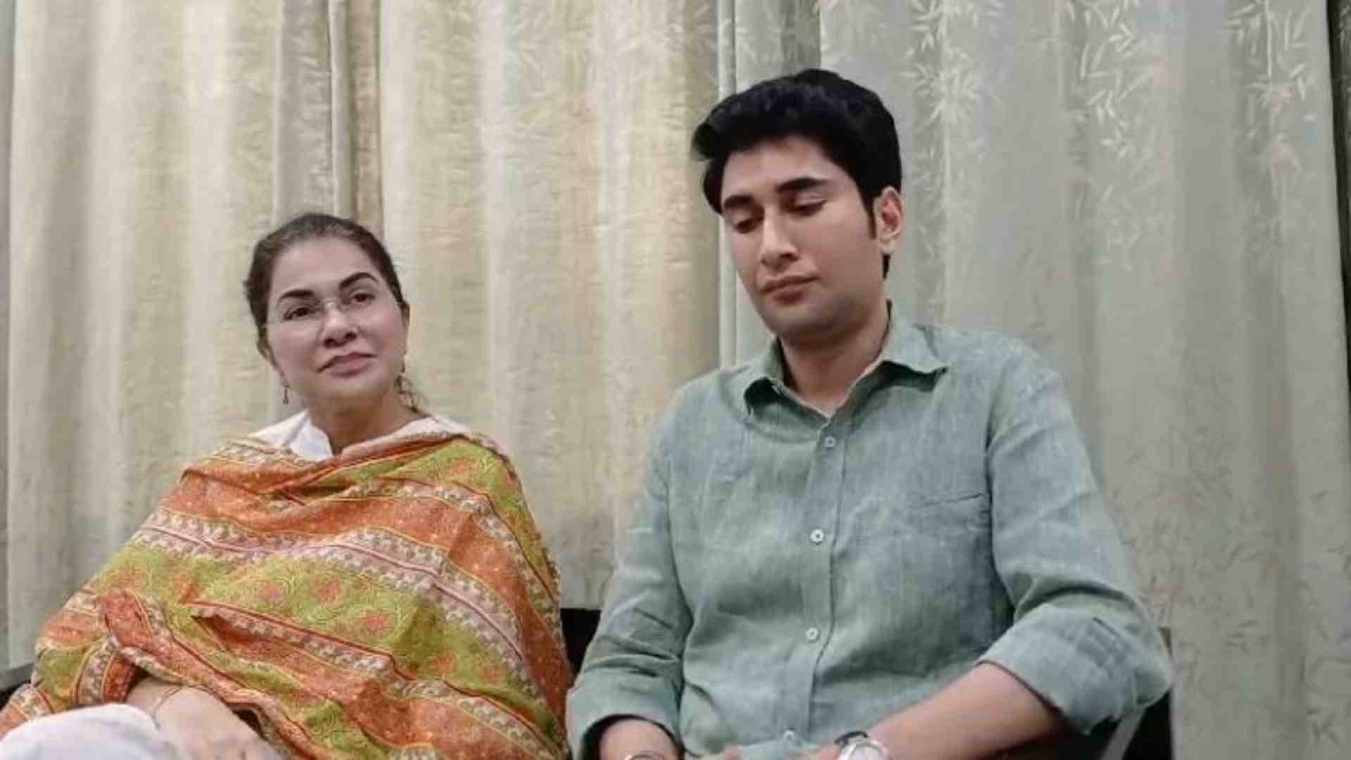 वर्ता करते दिव्या सिंह और पुत्र अनिरुद्ध।