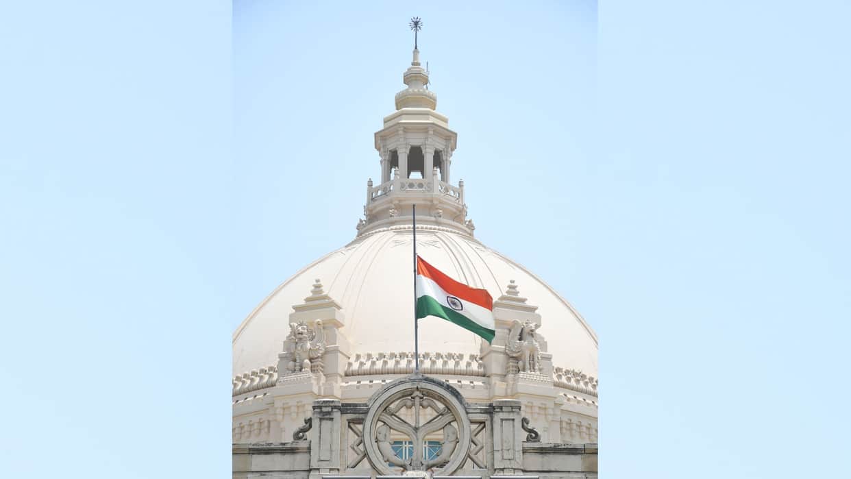 UP News: Three tried to self immolate in front of UP Vidhansabha.