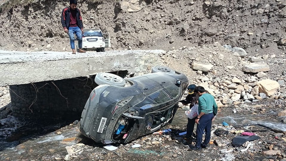 Four injured when the vehicle of tourists returning after visiting Adi Kailash fell into a ditch