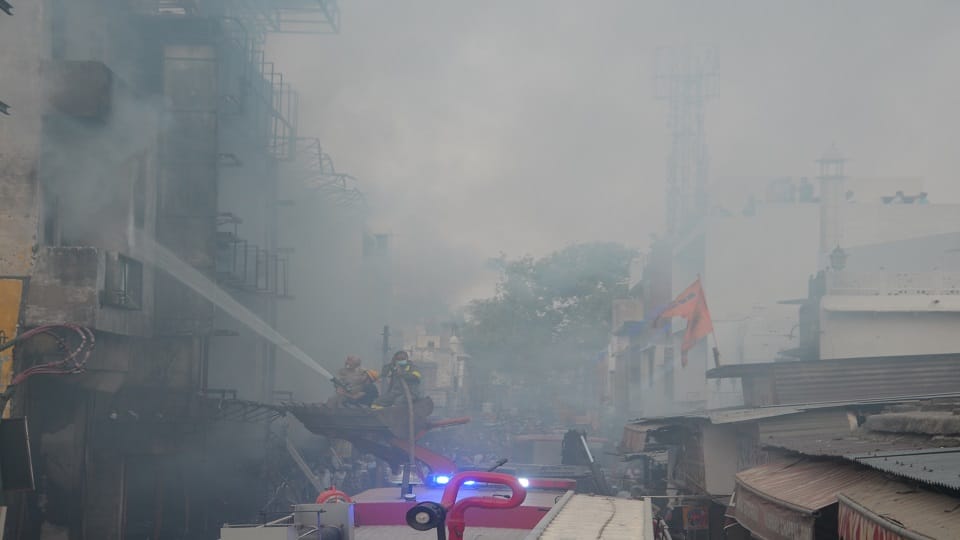 more than 400 SN patients have difficulty in breathing after fire in Sindhi Market agra